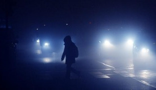 Od víkendu pro chodce platí povinnost nošení reflexních prvků za snížené viditelnosti