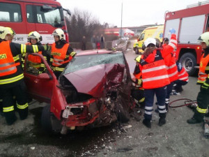 FOTO: Na Brněnsku se střetl autobus s autem. Tři lidé zranění
