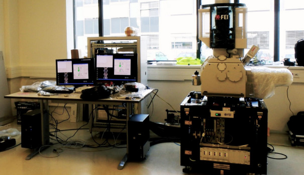 Instalace pracoviště s elektronovým mikroskopem v plném proudu.