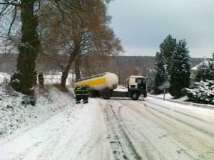 Dopravu na jižní Moravě dnes komplikuje sníh, na D1 jsou nehody