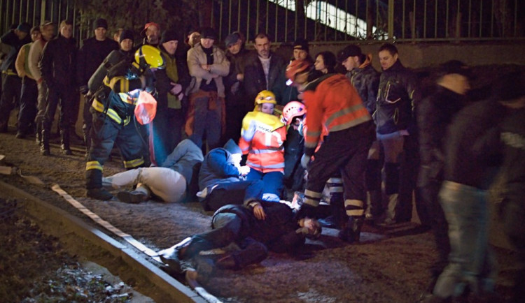 Foto: Při cvičném úniku čpavku se zranilo 76 osob. Hasiči v noci zkoušeli zásah