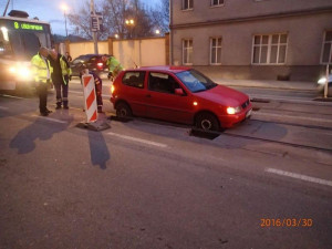 Dvě auta v Brně zapadla do vyfrézovaných děr, řidič jel do zákazu