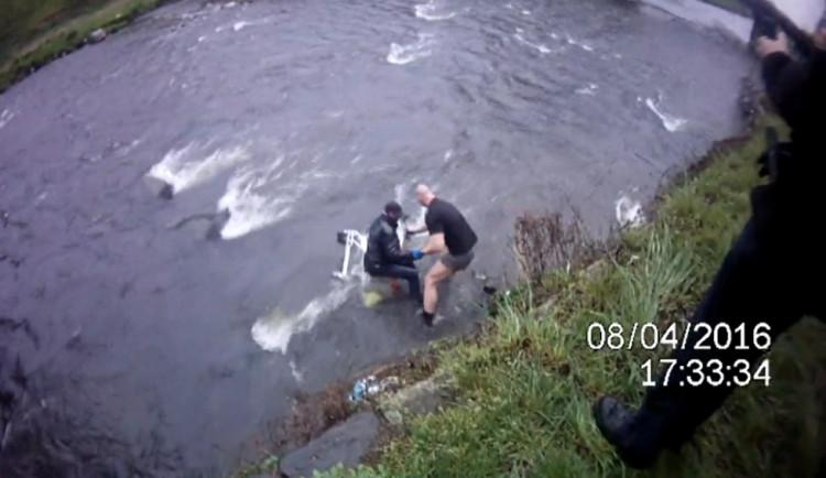 VIDEO: Starší muž spadl do řeky i s nákupním vozíkem. Zachránil ho strážník