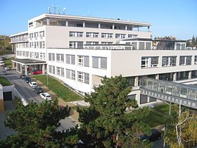 Masarykovu onkologickému ústavu scházejí parkovací místa