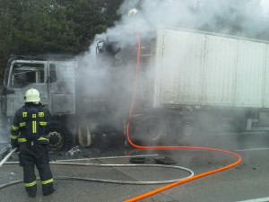 D1 na 177.kilometru směrem na Prahu uzavřel požár kamionu
