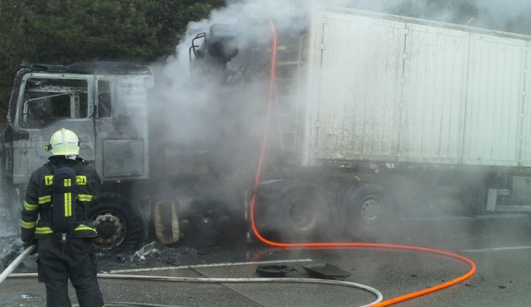 	Zničený kamion na D1, foto: HZS JMK