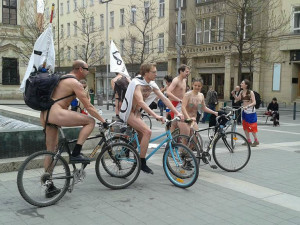 Recesisté v Brně se svlékli do naha a odjeli na kolech