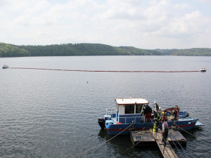 FOTO: Na Vranovské přehradě se objevila ropná skvrna