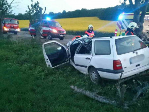 FOTO: Nepřipoutaný řidič po nárazu do stromu zemřel. Policie hledá svědky