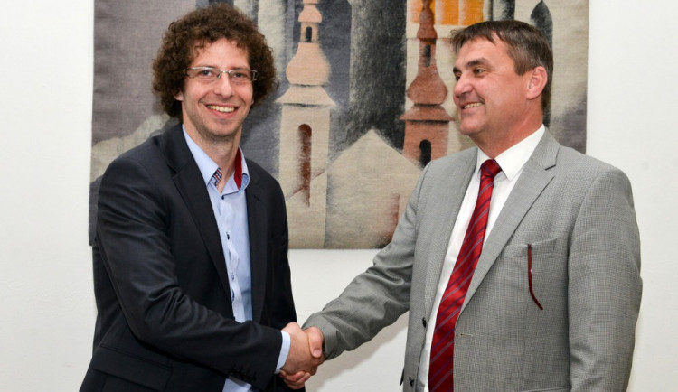 Gratulace od primátora Petra Vokřála Janu Neumanovi k úspěchu