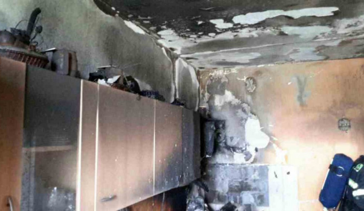 Kvůli požáru kuchyně hasiči v Brně evakuovali panelový dům. Zraněna byla majitelka bytu