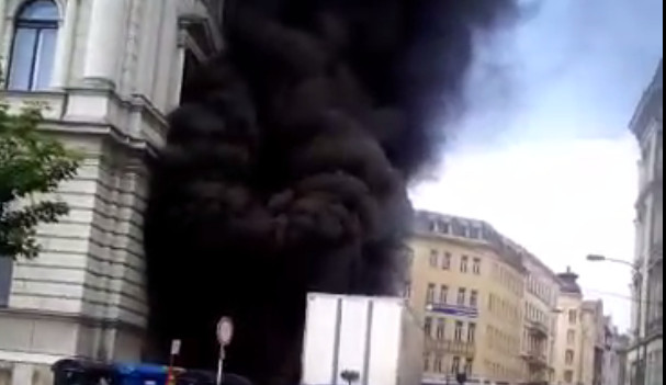 FOTO + VIDEO: V Mahenově divadle hořely kulisy. Evakuováno bylo 580 lidí