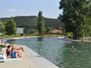 Betonové bazény na Riviéře budou fungovat poslední léto