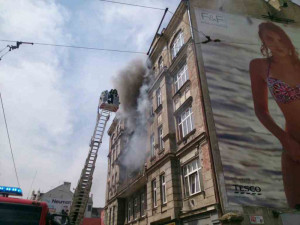FOTO: Hasiči zlikvidovali požár ve výškové budově na Křenové, doprava stála