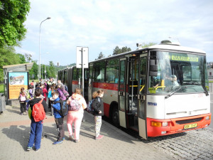Autobusy dopravního podniku bezplatně svážejí školáky za výukou bezpečnosti v provozu