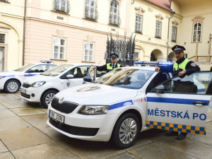 Městská policie snižuje náklady a šetří prostředí, na stlačený plyn už jezdí třetina služebních vozidel