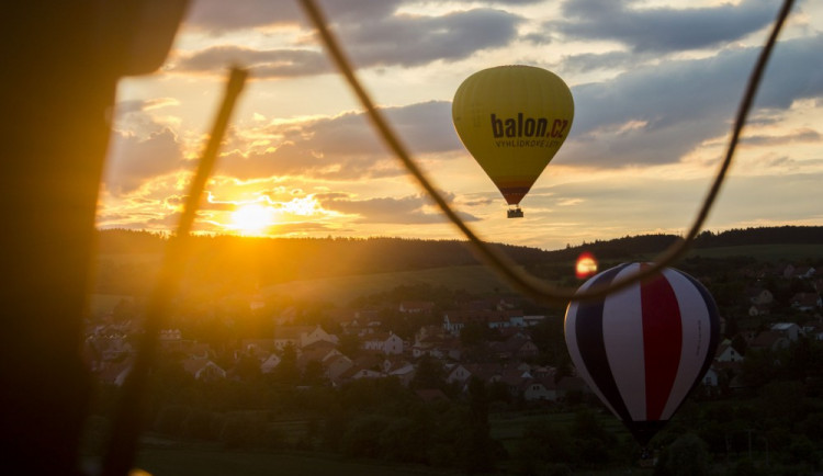 Fotoreportáž z letu balónem aneb vzhůru do oblak a korun stromů