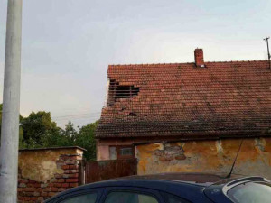 FOTO: Na Břeclavsku poškodil vítr desítky střech