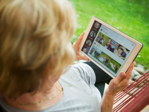Tablety pro prarodiče: Nápad z Brna pomůže seniorům s moderními technologiemi