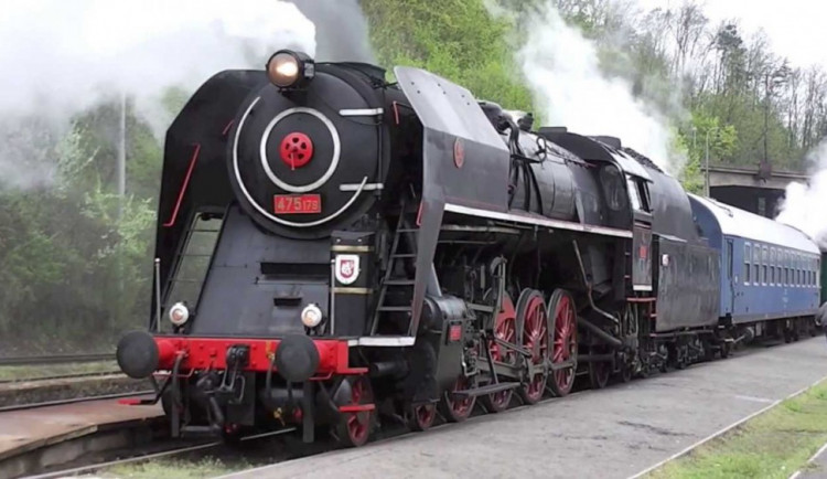 Expres Sv. Jiří v čele s parní lokomotivou Šlechtična 475.179, foto: youtube.com