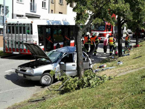 FOTO: Čtyři lidé se dnes zranili při srážce auta s autobusem