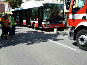 Dopravní nehoda autobusu a osobního auta