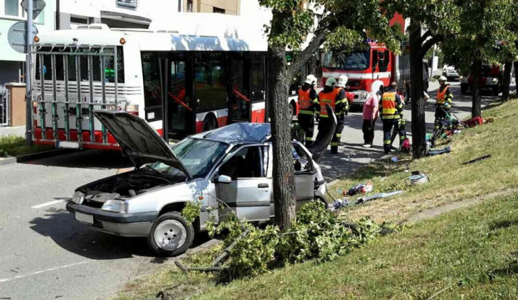 Dopravní nehoda autobusu a osobního auta