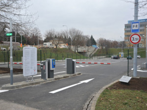 Brno zvýhodnilo déle parkující řidiče na parkovišti u hřbitova
