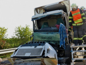 Nehoda nákladního vozidla a dodávky komplikuje dopravu na D1