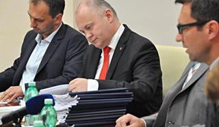 Hejtman Michal Hašek (uprostřed)