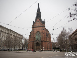 Kostely v Brně budou kvůli nemoci dezinfikovat kliky i kropenky