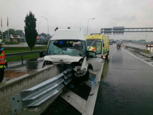 Při havárii dodávky na dálnici D2 v Brně se zranilo sedm cizinců