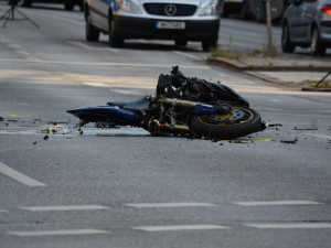 Mladá motorkářka v Brně se čelně střetla s autobusem