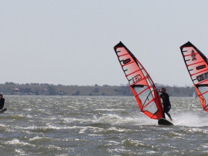 Na Nových Mlýnech při ukázce windsurfingu utonul pedagog
