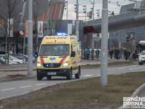 Mladík v Brně vylezl na nádraží na vagon a zasáhl ho proud