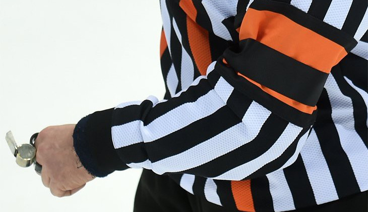 Černá páska, kterou budou dnes nosit na dresech rozhodčí v ruské nejvyšší hokejové lize. zdroj: Twitter KHL