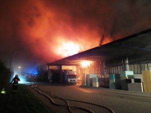 V Brně-Černovicích hoří dvě haly s matracemi, na místě zasahovalo 15 jednotek hasičů