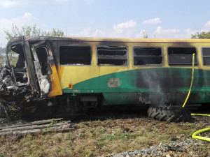 Na Hodonínsku vykolejil nehodový vlak, pomůže mu tank