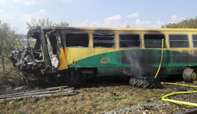 Ohořelý vagon vlaku po úterní srážce s traktorem, zdroj: PČR