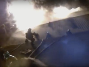VIDEO: Záběry jako z akčního filmu! Záznam hasičského zásahu při požáru výrobních hal matrací v Černovicích