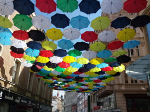 Ulici Českou oživila instalace pestrobarevných deštníků