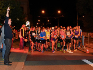 Noční běh Brnem přilákal téměř tisícovku sportovců