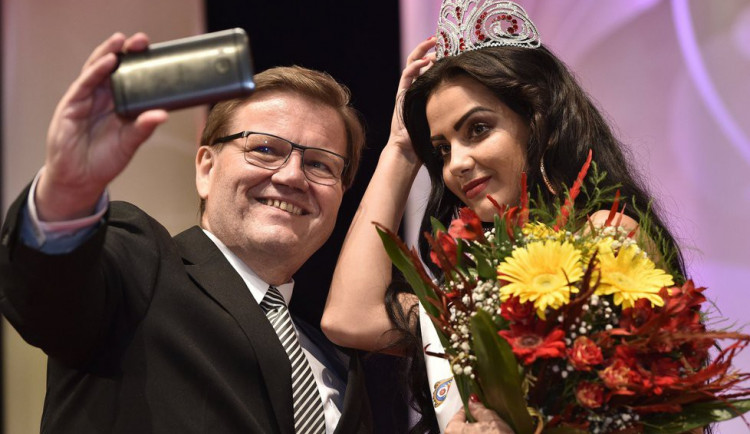 Miss Roma Adriana Malíková a místopředseda Senátu Parlamentu ČR Zdeněk Škromach, Zdroj: ČTK