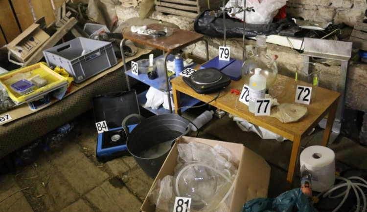 Zabavené zařízení na výrobu pervitinu, zdroj: PČR