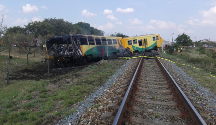 Následky nehody osobního vlaku s traktorem ve Všenorech