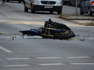 Na dálnici D1 u Brna narazil včera mladý motorkář do bagru, srážku nepřežil