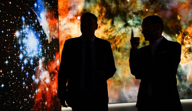 Kosmonauti Bartoe a Avdějev v planetáriu, zdroj: MMB