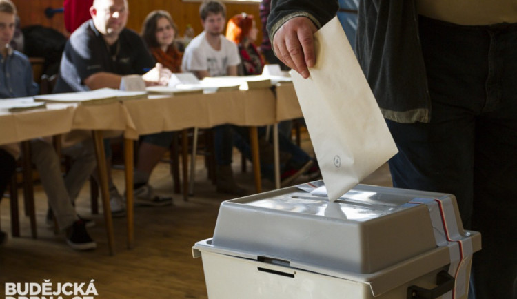 Volební místnosti jsou pro dnešek uzavřeny. Ke krajským a senátním volbám se vydala čtvrtina brněnských voličů