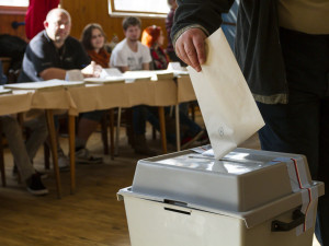 Začaly volby do krajských zastupitelstev. Brněnští strážníci už museli řešit první stížnosti