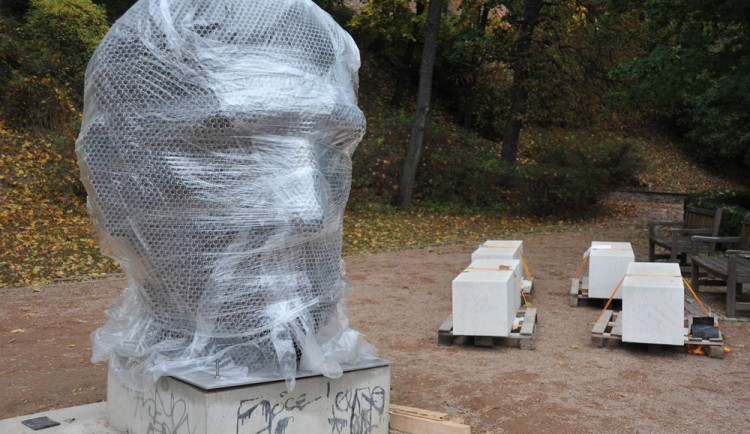 Socha Jana Skácela, zdroj: MMB